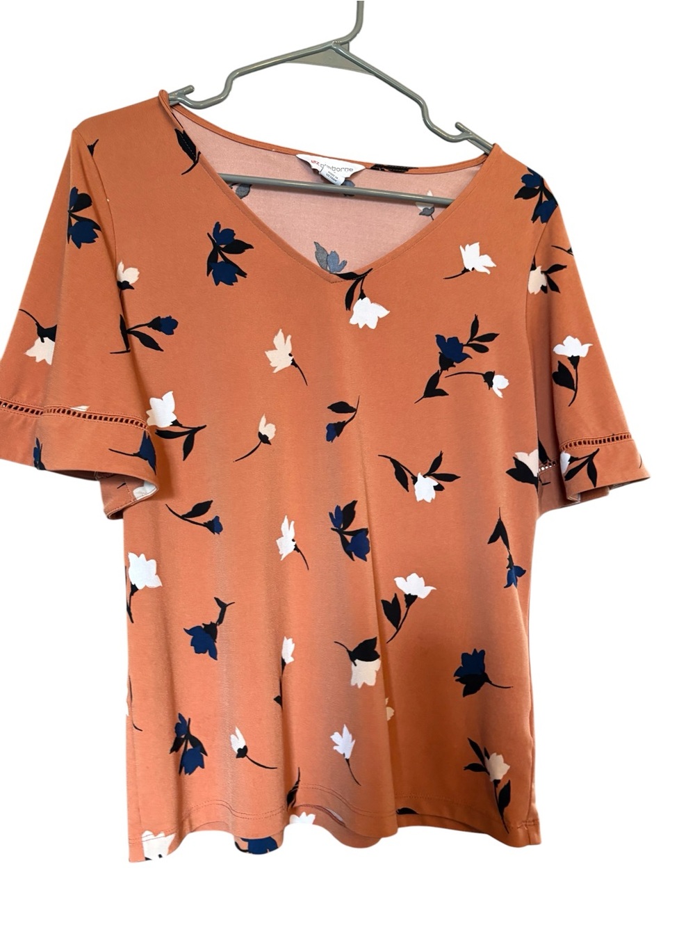 Liz Claiborne Rust V-Neck Short Sleeve Top with Navy & White Floral Print